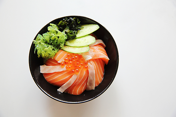 포토 JPG 해외이미지 그릇 오이 실내 사람없음 하이앵글 상추 흰배경 덮밥 연어알 일본음식 연어덮밥 해외포토 식기 음식 뷰포인트 백그라운드 채소 내부 알 흰색 파일형식 이미지허브