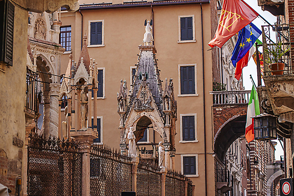 포토 JPG 해외이미지 주간 해외풍경 건축물 유럽풍경 유럽건축 사람없음 야외 건물 이탈리아 깃발 베로나 이탈리아국기 해외포토 자연요소 해외 건축 유럽 서양건축 풍경 국기 파일형식 이미지허브
