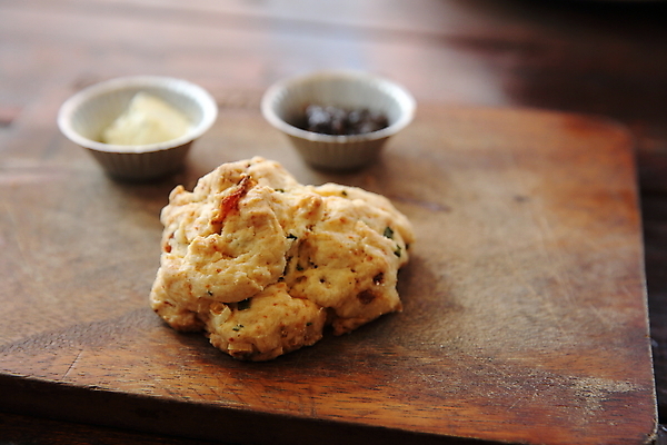 포토 JPG 해외이미지 도마 도마_주방용품 근접촬영 사람없음 스콘 해외포토 빵 뷰포인트 주방용품 파일형식 이미지허브