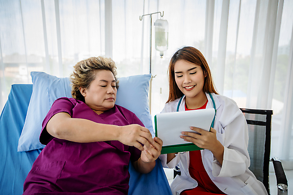 포토 JPG 해외이미지 직업 여자 노년 행복 청진기 실내 건강 병원 설명 사람 두명 치료 사무실 약 방 고통 환자 간호사 의사 업무 도움 질병 방문 돌봄 백신 옛날 치료사 헬프 항생제 해외포토 감정 컨셉 비즈니스 의학 의료기기 모션 성인 내부 의료진 작업 파일형식 이미지허브