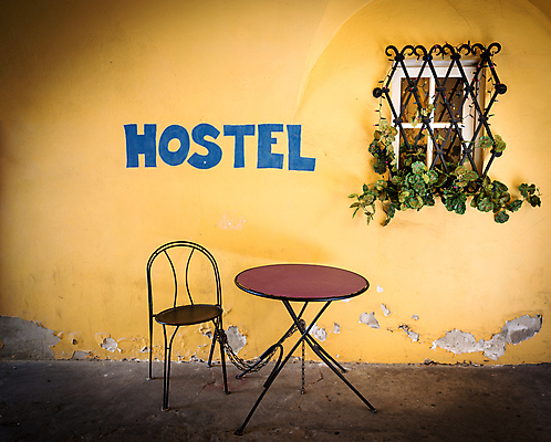 포토 JPG 해외이미지 식물 외관 꽃 유럽 벽 여행 의자 건축양식 창문 탁자 호텔 휴가 사람없음 건물 여름 파란색 노란색 도시 타운 옛날 호스텔 해외포토 건축물 계절 건축 나라 컬러 가구 숙소 파일형식 이미지허브