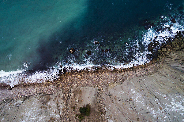 포토 JPG 해외이미지 파도 바다 조류 표면 안테나 경사 사람없음 초록색 물 파란색 거품 흰색 떨어짐 정상 암초 드론 해외포토 자연요소 동물 컬러 컨셉 통신 파일형식 이미지허브