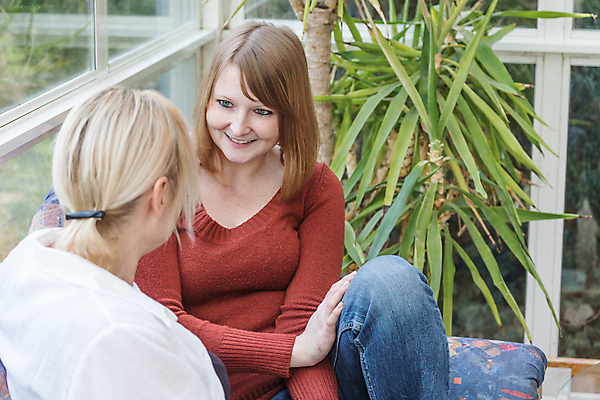 포토 JPG 해외이미지 식물 백인 라이프스타일 여자 행복 중년 포즈 가족 관계 휴식 갈색머리 실내 대화 사람 앉기 성인 두명 금발 흰색 잡기 상쾌 빨간머리 온실 해외포토 서양인 헤어스타일 감정 컬러 컨셉 모션 말하기 내부 생활 파일형식 이미지허브