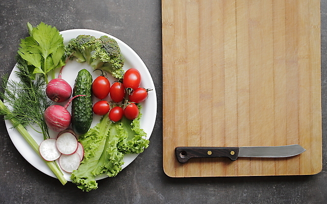 포토 JPG 해외이미지 접시 식재료 방울토마토 오이 실내 사람없음 하이앵글 칼 상추 브로콜리 허브 건강식 나무도마 적환무 플랫레이 해외포토 식물 식기 음식 뷰포인트 토마토 채소 도마 내부 목재 플랫 무 파일형식 이미지허브