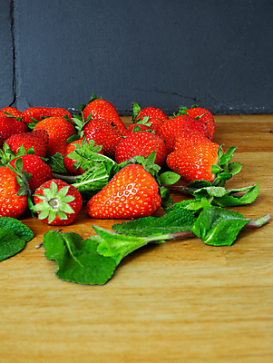 포토 JPG 해외이미지 계절 열매 음식 백그라운드 잎 다이어트 과일 재료 텍스트 자연 탁자 딸기 디저트 건강 요리 사람없음 목재 빨간색 초록색 여름 컬러풀 주방 정원 주스 수확 시골 신선 그룹 시장 달콤 맛 아침식사 수집 먹기 유기농 날것 내추럴 숙성 채식주의자 해외포토 나무 식물 웰빙 음료 컬러 가구 컨셉 농업 모션 식사 생태계 채식 파일형식 이미지허브