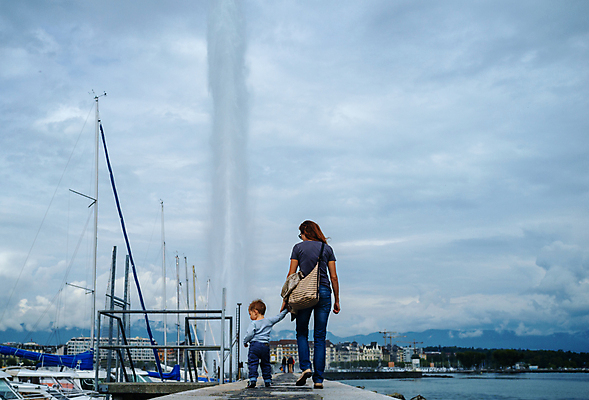 포토 JPG 해외이미지 라이프스타일 공원 여자 행복 호수 어린이 요트 가족 놀이 엄마 거리 항해 사람없음 야외 물 젖음 도시 뜨거움 떨어짐 작음 스위스 분수 돛대 해외포토 자연요소 공공시설 감정 유럽 컨셉 배_교통 관계 사람 생활 크기 파일형식 이미지허브