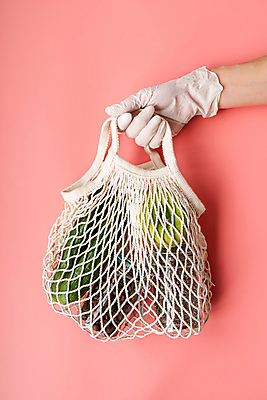 포토 JPG 해외이미지 손 유리병 오이 실내 들기 상반신 신체부위 자연보호 그린캠페인 사과 에코 친환경 담기 친환경제품 분홍색배경 제로웨이스트 네트백 해외포토 캠페인 분홍색 백그라운드 채소 가방 과일 모션 자연 병_용기 사람 내부 환경 보호 사회이슈 파일형식 이미지허브