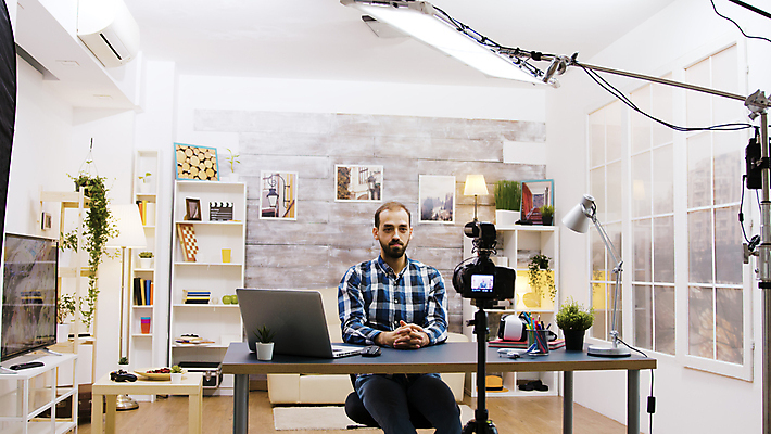 포토 JPG 해외이미지 남자 화초 액자 창문 전등 책장 한명 상반신 성인 앞모습 노트북 카메라 촬영 텔레비전 스탠드 책상 방송 손모으기 촬영실 성인남자한명만 유튜버 해외포토 식물 1 뷰포인트 가구 조명 사람 손짓 전자제품 공간 남자한명만 성인남자만 파일형식 크리에이터 이미지허브