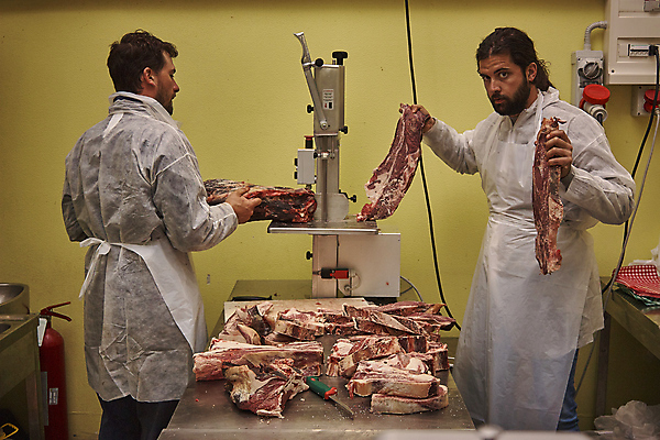 포토 JPG 해외이미지 백인 직업 손 잡화 남자 행복 음식 유니폼 비즈니스 노동자 육류 돼지고기 요리 미소 사람 성인 두명 빨간색 상점 금속 주방 앞치마 장비 소고기 흰색 공구 신선 업무 작업 시장 칼 자르기 준비 날것 소매 주인 슈퍼마켓 정육점 철강 해외포토 서양인 옷 감정 컬러 식재료 모션 재질 표정 신체부위 도구 파일형식 이미지허브