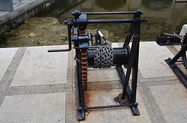 포토 JPG 해외이미지 산업 사람없음 물 금속 철 부식 운하 실타래 기어 얼레 해외포토 자연요소 재질 파일형식 이미지허브