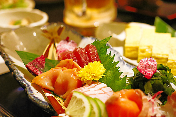 포토 JPG 해외이미지 전통 접시 음식 바다 잎 채소 오렌지 조개 불꽃 새우 건강 어류 요리 동양인 사람없음 장식 빛 식당 일본 식사 저녁식사 초밥 추위 회 신선 달콤 맛 고추냉이 참치 해산물 날것 연어 고등어 내추럴 점심식사 해외포토 식물 식기 아시아 컨셉 과일 불 어패류 갑각류 인종 상점 수중동물 양념 일본음식 파일형식 이미지허브