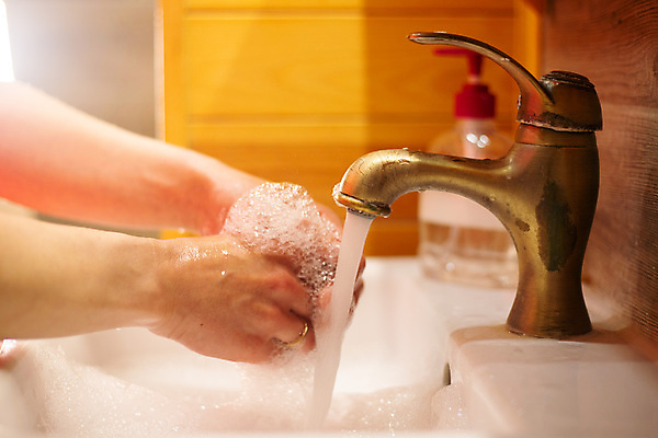 포토 JPG 해외이미지 손 어린이 신체 건강 관리 사람 사람없음 물 목욕 거품 젖음 욕실 액체 씻기 빨래 청소 싱크대 수도꼭지 비누 돌봄 위생관리 해외포토 자연요소 가사 모션 신체부위 위생용품 청결 개수대 파일형식 이미지허브