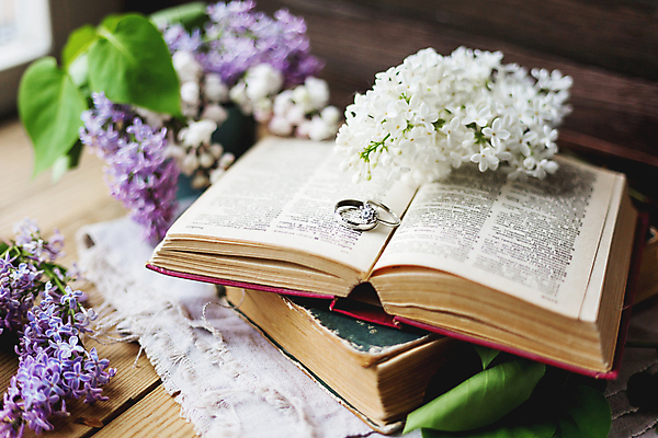 포토 JPG 해외이미지 실내 사람없음 아웃포커스 책 결혼반지 라일락 해외포토 꽃 결혼 촬영기법 내부 반지 파일형식 이미지허브