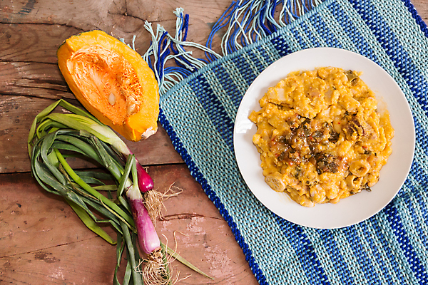 포토 JPG 해외이미지 전통 접시 문화 음식 채소 탁자 파슬리 옥수수 요리 사람없음 수프 냄비 5월 아르헨티나 점심식사 초리조 핸드메이드 해외포토 식기 가구 곡류 식사 날짜 남아메리카 솥 파일형식 이미지허브