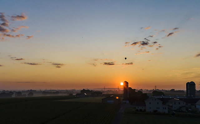 포토 JPG 해외이미지 구름 실루엣 분홍색 여행 오렌지 자연 하늘 아침 따뜻함 안테나 파노라마 풍경 사람없음 야외 빨간색 물 여름 파란색 빛 컬러풀 햇빛 태양 농장 노란색 일출 보라색 검은색 일몰 새벽 열기구 황금 풍선 드론 사일로 수평선 해외포토 주간 자연요소 계절 컬러 농업 과일 통신 항공교통 촬영기법 노을 생태계 파일형식 이미지허브