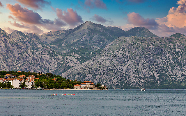 포토 JPG 해외이미지 유럽 바다 여행 건축양식 자연 주택 풍경 사람없음 건물 빨간색 물 여름 파란색 만 지중해 휴양지 타운 몬테네그로 옛날 해외포토 자연요소 건축물 계절 건축 나라 컬러 장소 도시 생태계 파일형식 이미지허브