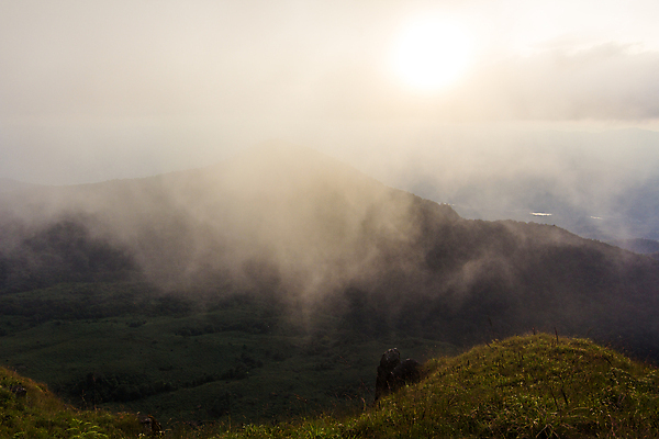 포토 JPG 해외이미지 구름 계절 공원 아시아 여행 백그라운드 밭 태국 자연 하늘 아침 휴가 산 풍경 사람없음 야외 초록색 여름 파란색 빛 컬러풀 햇빛 태양 일출 환경 계곡 일몰 트래킹 하이킹 자유 숲 언덕 내추럴 파라다이스 하이커 해외포토 주간 자연요소 공공시설 나라 컬러 컨셉 농업 레저 노을 생태계 파일형식 이미지허브