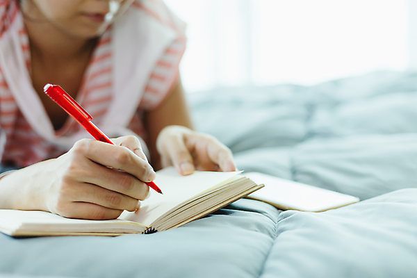 포토 JPG 해외이미지 직업 라이프스타일 여자 교육 행복 종이 아침 휴식 주택 직장 실내 건강 한명 안전 책 스터디 다이어리 공책 침실 방 고통 침대 기록 업무 열 바이러스 보호 질병 감염 고립 돌봄 전염병 프리랜서 혼자 해외포토 주간 1 감정 가구 컨셉 회사 의학 모션 문구용품 사람 내부 건물 생활 학습 사무용품 작업 파일형식 이미지허브