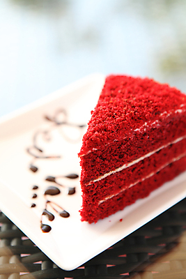 포토 JPG 해외이미지 접시 실내 사람없음 아웃포커스 조각케이크 초코시럽 레드벨벳 해외포토 식기 디저트 촬영기법 내부 케이크 초콜릿 시럽 파일형식 이미지허브