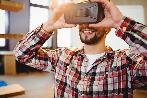 포토 JPG 해외이미지 서양인 남자 비즈니스 실내 한명 들기 상반신 성인 앞모습 착용 가상현실 성인남자한명만 오큘러스 VR기기 해외포토 외국인 1 뷰포인트 모션 사람 내부 기계 남자한명만 성인남자만 파일형식 이미지허브