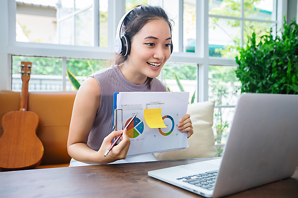 포토 JPG 해외이미지 학생 여자 행복 음악 이어폰 컨셉 인터넷 비즈니스 통신 회의 주택 대화 한명 사람 앉기 동양인 빨간색 노트북 컴퓨터 소파 사무실 연필 판매 헤드폰 공책 소리 방 듣기 작업 비즈니스우먼 발표 책상 부름 멀리 온라인 리빙 동영상 해외포토 1 감정 컬러 음향기기 가구 의자 모션 문화예술 문구용품 학용품 말하기 인종 건물 전자제품 필기구 직장인 파일형식 이미지허브