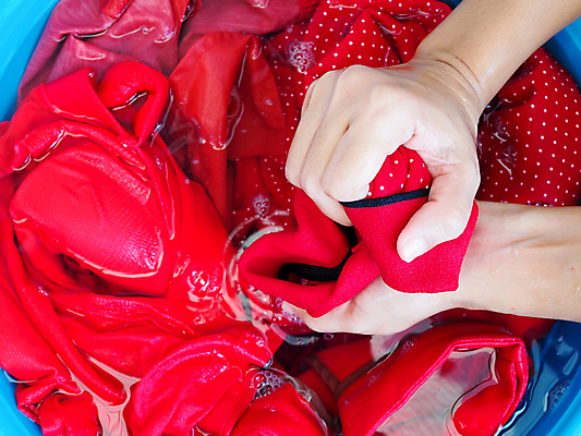 포토 JPG 해외이미지 라이프스타일 손 옷 백그라운드 셔츠 주택 통 건강 사람없음 빨간색 물 여러개 기계 거품 젖음 직물 면 업무 얼룩 액체 빨래 정상 가루 세제 순수 부드러움 비누 대야 세탁기 해결 청소부 돌봄 위생관리 해외포토 자연요소 직업 컬러 다수 컨셉 상의 가사 모션 관리 건물 생활 신체부위 위생용품 가전제품 작업 감각 파일형식 이미지허브