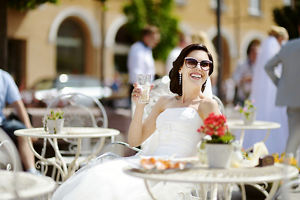 포토 JPG 해외이미지 백인 라이프스타일 응시 드레스 여자 꽃 행복 커피 음료 결혼 의자 데이트 관계 결혼식 한명 사람 앉기 성인 야외 컵 선글라스 노란색 식당 식사 카페 마시기 흰색 축하 도시 먹기 타운 해외포토 서양인 식물 1 식기 시선 옷 감정 안경 컬러 가구 컨셉 모션 이벤트 생활 상점 파일형식 이미지허브