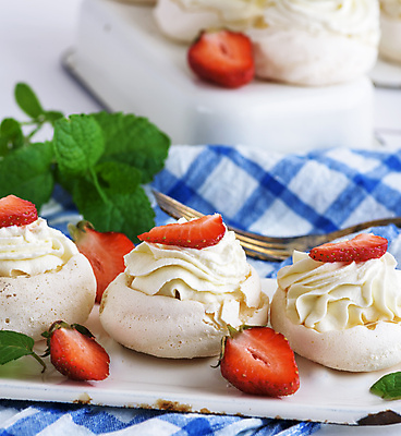 포토 JPG 해외이미지 딸기 디저트 실내 사람없음 아웃포커스 케이크 머랭 파블로바 해외포토 음식 과일 촬영기법 내부 파일형식 이미지허브