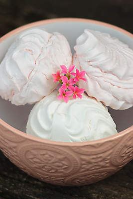 포토 JPG 해외이미지 전통 꽃 음식 분홍색 다이어트 과일 딸기 아침 디저트 발렌타인데이 건강 사람없음 목재 장식 빛 갈색 노란색 쿠키 케이크 기쁨 빵집 흰색 대접 신선 사발 달콤 맛 사과 설탕 크림 부드러움 내추럴 프랑스어 마시멜로우 머랭 파스텔톤 핸드메이드 머랭쿠키 해외포토 주간 나무 식물 문자 감정 컬러 컨셉 재료 데이이벤트 상점 감각 사기그릇 파일형식 이미지허브