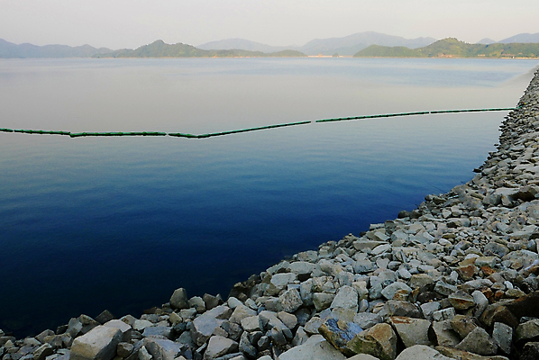 포토 JPG 해외이미지 호수 여행 백그라운드 자연 하늘 산 풍경 사람없음 야외 건물 물 파란색 강 반사 환경 거울 바위 저수지 연못 언덕 장면 내추럴 수평선 해외포토 자연요소 건축물 컬러 돌_바위 생태계 파일형식 이미지허브