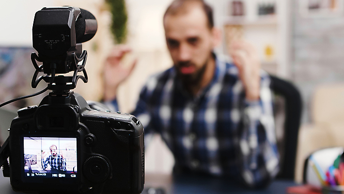 포토 JPG 해외이미지 남자 한명 손짓 상반신 성인 옆모습 카메라 촬영 책상 방송 촬영실 성인남자한명만 유튜버 해외포토 1 뷰포인트 가구 모션 사람 전자제품 공간 남자한명만 성인남자만 파일형식 크리에이터 이미지허브