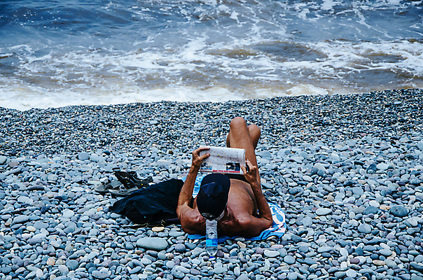 포토 JPG 해외이미지 백인 라이프스타일 응시 남자 행복 모래 바다 백그라운드 서기 사람 사람없음 책 물 여름 파란색 독서 맑음 흰색 신문 은퇴 옛날 페루 혼자 해외포토 자연요소 서양인 시선 계절 감정 컬러 모션 날씨 생활 간행물 남아메리카 뉴스 파일형식 이미지허브