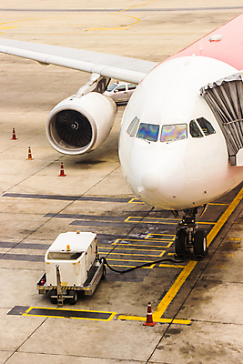포토 JPG 해외이미지 산업 여행 신체 날개 비즈니스 교통시설 비행기 항해 사람없음 화물 흰색 바퀴 공항 야간 주차 항공 서비스 출발 상업 제트기 승객 엔진 기어 공학 유지 대패 땅바닥 로딩 해외포토 자연요소 교육 컬러 교통 컨셉 배_교통 항공교통 대중교통 바닥 운송업 시설 파일형식 이미지허브