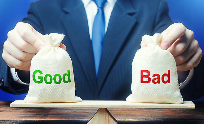 포토 JPG 해외이미지 남자 컨셉 한명 상반신 성인 앞모습 잡기 비즈니스맨 비교 선택 파란배경 자루 나쁜 긍정적 반응 수평저울 좋음 성인남자한명만 해외포토 1 감정 뷰포인트 백그라운드 비즈니스 모션 저울 사람 파란색 직장인 남자한명만 성인남자만 파일형식 이미지허브