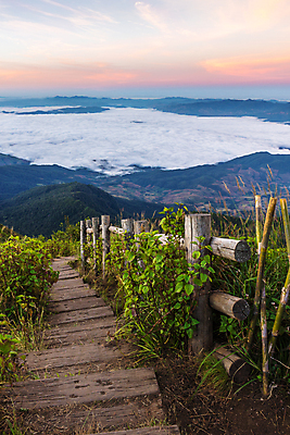 포토 JPG 해외이미지 구름 공원 아시아 길 여행 자국 태국 하늘 아침 산 풍경 사람없음 목재 초록색 울타리 일출 계곡 일몰 트래킹 하이킹 안개 숲 고도 언덕 북쪽 전국 해외포토 주간 자연요소 나무 공공시설 나라 컬러 재료 레저 날씨 담장 노을 방향 파일형식 이미지허브