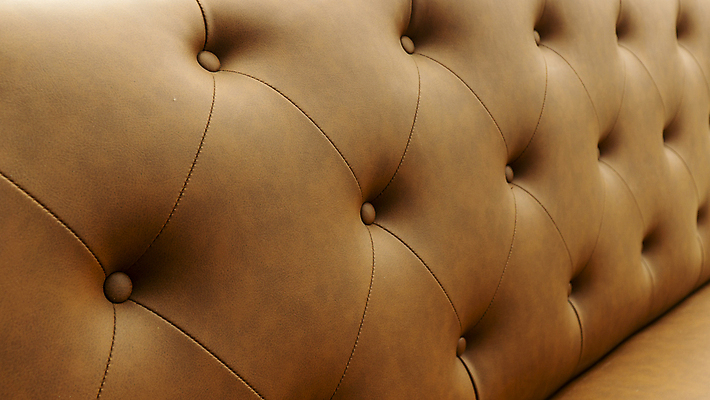 포토 JPG 해외이미지 모양 디자인 가구 쿠션 패턴 버튼 사람없음 내부 장식 빛 소파 갈색 방 수확 덮개 화려 휴게실 황금 클래식 고급 우아함 닫기 가죽 묘사 질감 복고 안락의자 리빙 스타일 해외포토 컬러 생활용품 컨셉 무늬 농업 의자 모션 뚜껑 파일형식 이미지허브