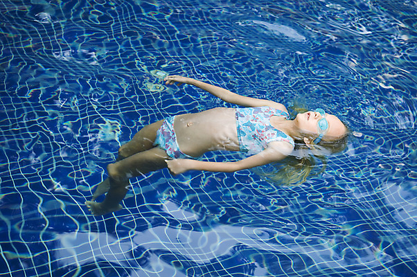 포토 JPG 해외이미지 주간 전신 여자 수영복 물결 어린이 휴식 한명 야외 옆모습 여름휴가 바캉스 수영 떠있는 시원함 물안경 소녀한명만 해외포토 자연요소 1 옷 뷰포인트 컨셉 모션 휴가 사람 수상스포츠 수영용품 여자한명만 소녀만 파일형식 여름_계절 이미지허브