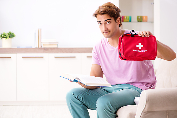 포토 JPG 해외이미지 응시 남자 실내 한명 들기 앉기 상반신 성인 옆모습 책 구급상자 보여주기 성인남자한명만 해외포토 1 시선 뷰포인트 모션 사람 내부 의료용품 남자한명만 성인남자만 파일형식 이미지허브