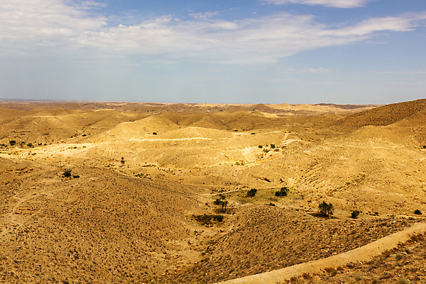 포토 JPG 해외이미지 구름 도로 모래 여행 백그라운드 아프리카 자연 하늘 건조 풍경 사람없음 야외 여름 파란색 태양 노란색 환경 사막 바위 땅 모래언덕 언덕 사하라 내추럴 튀니지 해외포토 자연요소 계절 나라 길 컬러 교통시설 돌_바위 생태계 파일형식 이미지허브