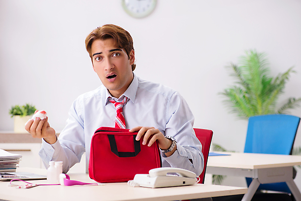 포토 JPG 해외이미지 남자 실내 한명 들기 상반신 성인 앞모습 치료 놀람 비즈니스맨 구급상자 응급치료 성인남자한명만 해외포토 1 감정 뷰포인트 비즈니스 의학 모션 표정 사람 내부 의료용품 직장인 남자한명만 성인남자만 파일형식 이미지허브