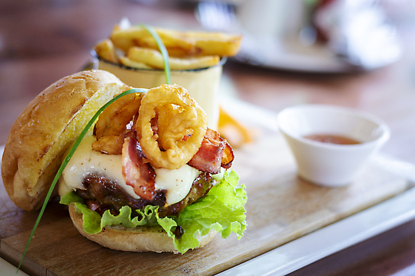 포토 JPG 해외이미지 패스트푸드 실내 사람없음 아웃포커스 감자튀김 햄버거 인스턴트 정크푸드 종지 베이컨 양파링 해외포토 그릇 음식 감자 촬영기법 돼지고기 내부 튀김 파일형식 이미지허브