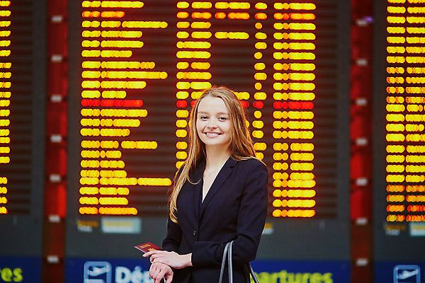 포토 JPG 해외이미지 서양인 여자 여행 휴가 한명 정장 성인 여행객 여행가방 공항 성인여자한명만 해외포토 외국인 1 옷 가방 교통시설 사람 여자한명만 성인여자만 파일형식 이미지허브