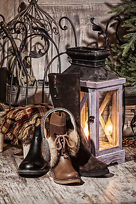 포토 JPG 해외이미지 식물 직업 전통 손 문화 신발 탁자 노동자 기술 실내 사람없음 유행 검은색 공구 업무 작업실 수리 제조 망치 바느질 가죽 피부 서비스 만들기 펜치 장인 수공예 숨김 구식 양발 옛날 접착제 조작 핸드메이드 유일 해외포토 컬러 가구 컨셉 모션 내부 신체부위 도구 작업 풀_접착제 공예 파일형식 이미지허브