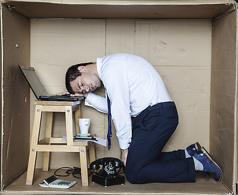 포토 JPG 해외이미지 전신 백인 남자 사다리 한명 앉기 성인 옆모습 노트북 상자 사무실 업무 비즈니스맨 무릎꿇기 갇힘 답답함 성인남자한명만 해외포토 서양인 1 뷰포인트 비즈니스 모션 사람 전자제품 도구 작업 직장인 감각 남자한명만 성인남자만 파일형식 이미지허브