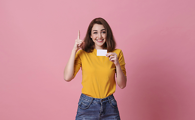 포토 JPG 해외이미지 백인 응시 여자 행복 포즈 돈 한명 사람 금융 쇼핑 세일 우주 상점 공백 잡기 신용카드 구매 고객 흥분 보여주기 온라인 고립 인출 목업 해외포토 서양인 1 시선 감정 모션 경제 재산 파일형식 이미지허브