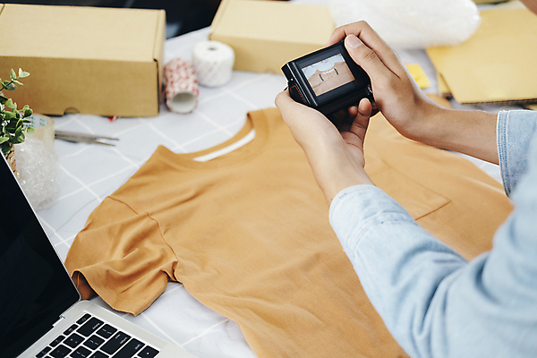 포토 JPG 해외이미지 남자 한명 들기 성인 노트북 카메라 반팔티셔츠 실 택배 온라인쇼핑 택배상자 에어캡 온라인쇼핑몰 성인남자한명만 해외포토 1 티셔츠 모션 사람 전자제품 쇼핑 상자 운송업 쇼핑몰 온라인 남자한명만 성인남자만 파일형식 이미지허브