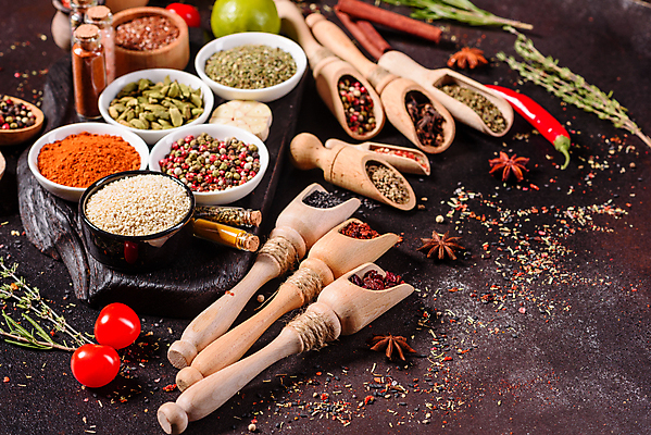 포토 JPG 해외이미지 백그라운드 잎 재료 고추 탁자 파프리카 건조 마늘 요리 씨앗 동양인 사람없음 빨간색 초록색 컬러풀 주방 숟가락 검은색 어둠 양념 조미료 사발 고수 맛 가루 인도인 허브 메뉴 유기농 매움 아로마 소금 향 레시피 후추 카레 생강 바질 로즈메리 시나몬 강황 해외포토 외국인 식물 웰빙 음식 컬러 가구 컨셉 채소 식재료 수저 인종 사기그릇 향신료 향미료 파일형식 이미지허브