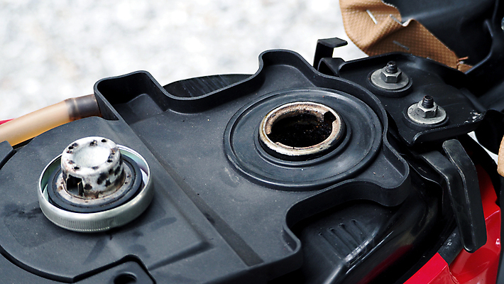 포토 JPG 해외이미지 손 산업 여행 비즈니스 교통시설 자동차 사람 사람없음 야외 금융 힘 에너지 오토바이 잡기 오픈 역 휘발유 석유 정상 서비스 퓨전 탱크 연료 가스 엔진 세대 펌프 노즐 디젤 자동 해외포토 육상교통 교통 모션 신체부위 경제 바이크 시설 파일형식 이미지허브