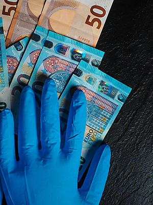 포토 JPG 해외이미지 손 유럽 장갑 돈 손가락 독일 건강 가면 사람없음 금융 경제 파란색 달러 동전 미국 이탈리아 금지 유로 프랑스 시장 질병 자르기 잠금 대출 빚 라텍스 예산 우울증 위기 유럽연합 자금 제어 유대감 해외포토 잡화 나라 컬러 북아메리카 의학 모션 신체부위 재산 보안 파일형식 이미지허브