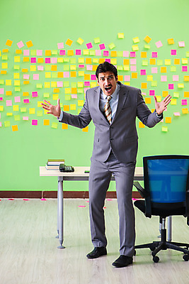 포토 JPG 해외이미지 전신 남자 컨셉 비즈니스 사업가 스트레스 직장 피곤 한명 서기 정장 성인 사무실 손들기 쪽지 외침 분노 업무 작업 비즈니스맨 좌절 가득함 포스트잇 바쁨 성인남자한명만 해외포토 직업 1 옷 감정 회사 모션 사람 소리 메모지 직장인 남자한명만 성인남자만 파일형식 이미지허브